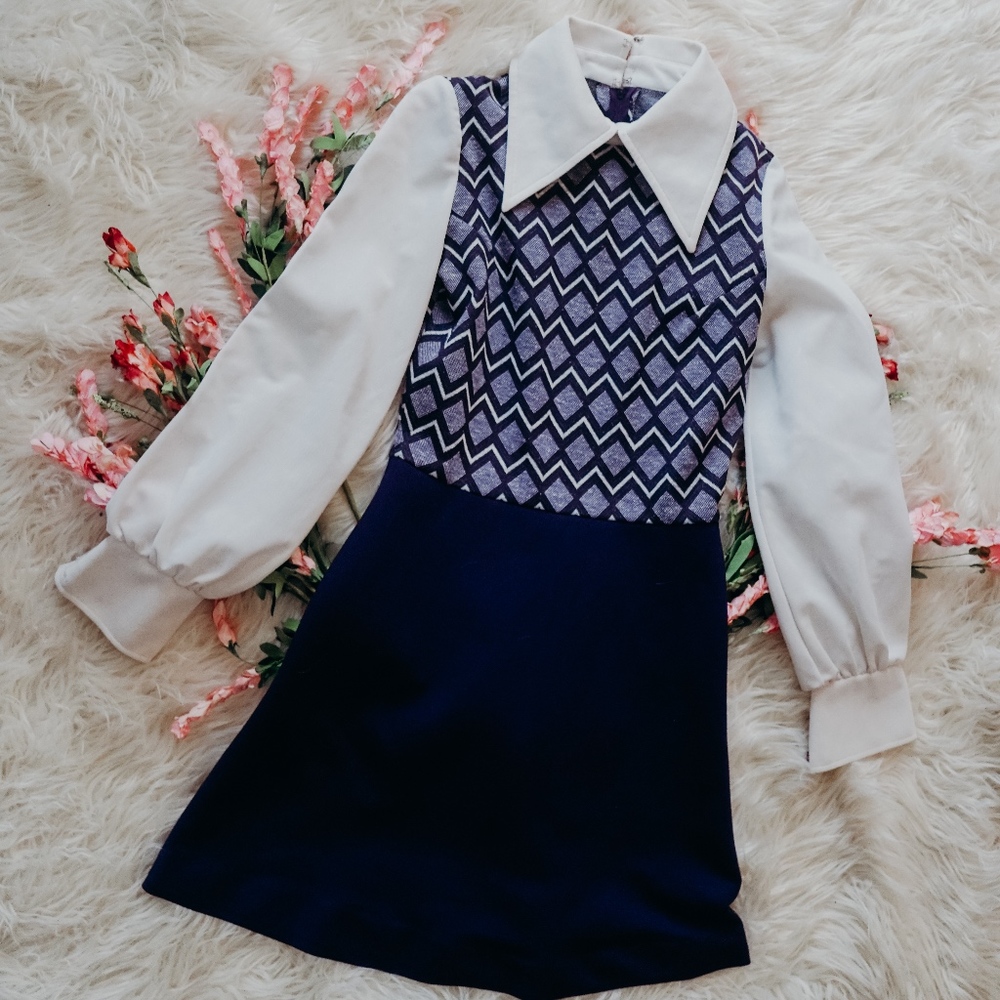 Vintage 1970's  Point Collar Mini Dress